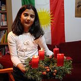 Die neunjährige Shana präsentiert am dritten Advent den Adventskranz der Familie.