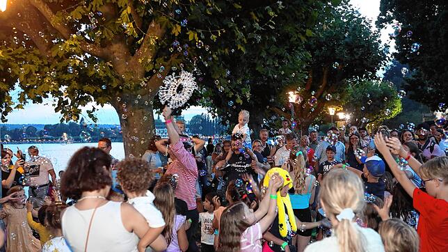 Bild : Beim Seenachtfest 2023 treffen sich im Stadtgarten und an der Seestraße alle Generationen