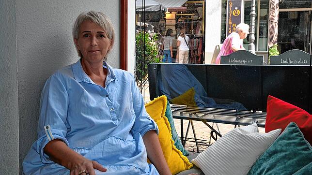 Sandra Feiner sitzt dort, wo so viele ihrer Gäste stets gerne gesessen haben: im Fenster des Café Marktgeflüster.