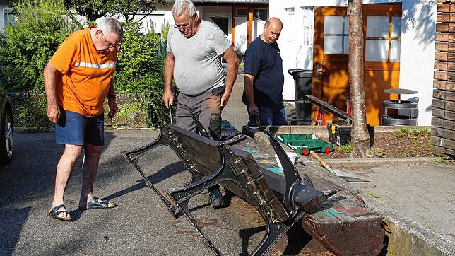 Aus alten Sitzbänken werden jetzt farbenfrohe Mitfahrbänkle. Dafür sorgen (v.l.) Bruno Aichem, Bernhard Kegel, Arthur Merk und andere.
