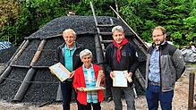 Der erste Ehrenamtspreis ging 2021 an Bernhard Weber (von links), Ursula Haselwander und Reinhold Berger, am Kohlenmeiler überreicht von ...