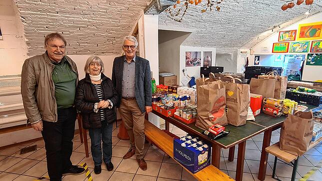 Auf den ersten Blick trügt dieses Bild: Die Tafeln leiden unter einem akuten Mangel an Lebensmitteln. Hier stehen Leiter Günther Wieth, ...