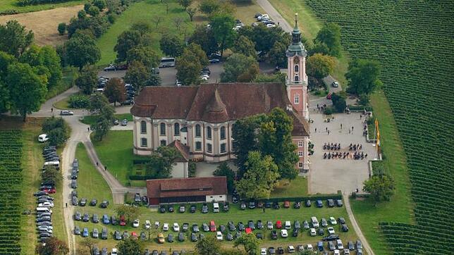 Trauerfeier für Christoph Graf Douglas in der Birnau: Weil nicht alle Gäste Platz finden, wird der Ton auf den Vorplatz übertragen.