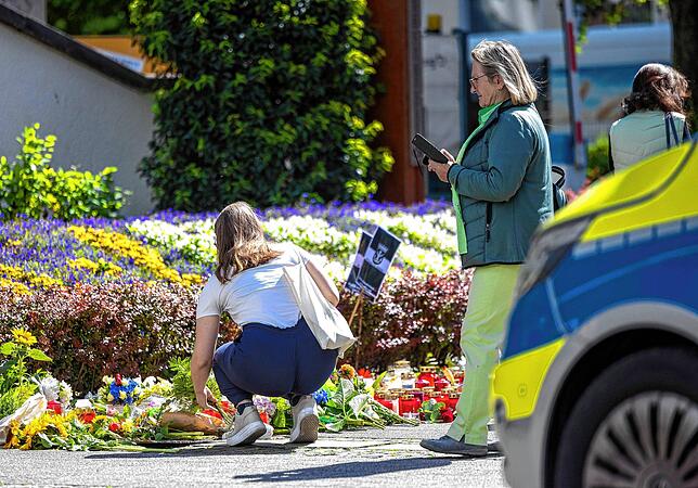 Nach der Messerattacke auf dem Solinger Stadtfest legen Menschen in der Nähe des Tatortes Blumen und Kerzen zum Gedenken der Opfer nieder.