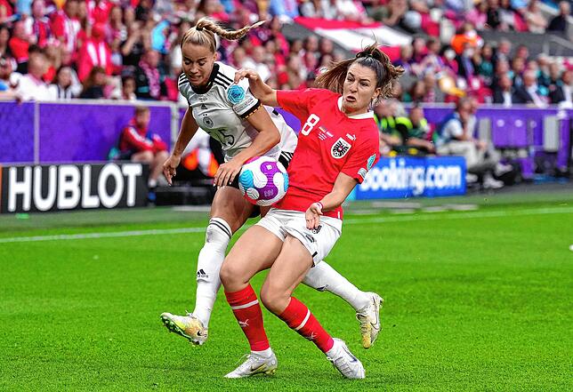 Szene aus dem Viertelfinale gegen Österreich: Giulia Gwinn (links) kämpft im Brentford Community Stadium in London gegen Barbara Dunst.