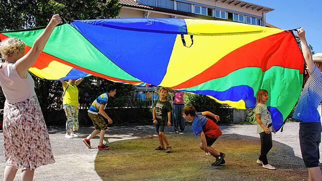 Die Kinder haben ihren Spaß an den Spielstationen. Bild: Christel Rossner