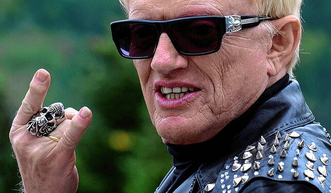 Heino präsentiert seinen neuen Song „Holla die Waldfee“, der mit provokanten Textzeilen über Drogenpilze für Diskussionen sorgt.