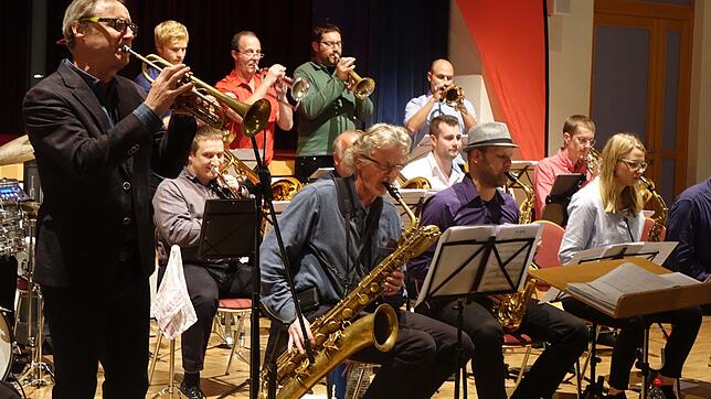 Das „Big Sound Orchestra“ und sein Stargast Bert Joris an der Trompete rissen die Jazzfans im vollbesetzten Pfarrsaal St. Josef zu ...