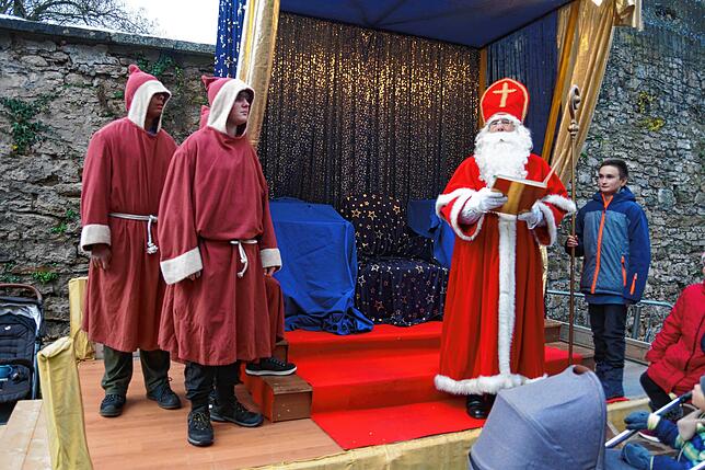 Bild 12: Besuch des Nikolauses in Tiengen sorgt für viele strahlende Kinderaugen