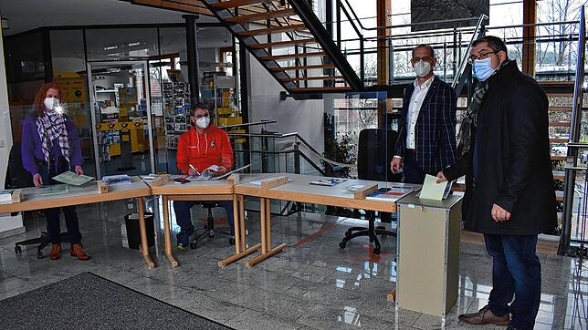 Im Foyer des Rathauses Ühlingen gibt am Sonntag Tobias Schäuble seine Stimme ab (rechts). Für den reibungslosen Ablauf sorgten (von ...