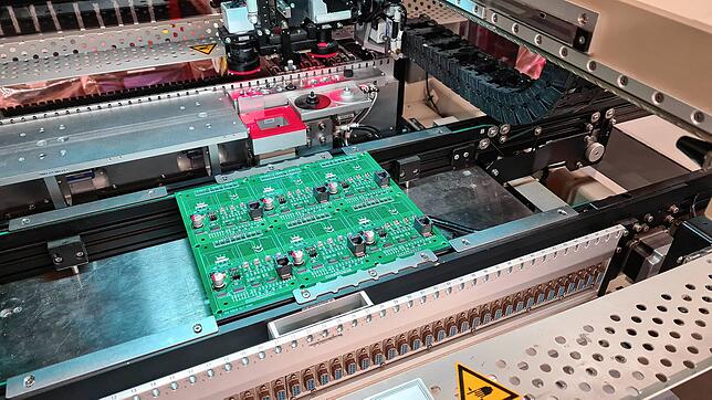Gespickt mit Elementen, die derzeit schwer zu bekommen sind: einen &bdquo;vollautomatische Bestückungsanlage für Leiterplatten bei B+B ...