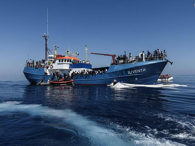 Flüchtlinge sitzen bei einem Einsatz an Bord des Schiffes «Iuventa» der Nichtregierungsorganisation Iuventa Jugend im Mittelmeer.