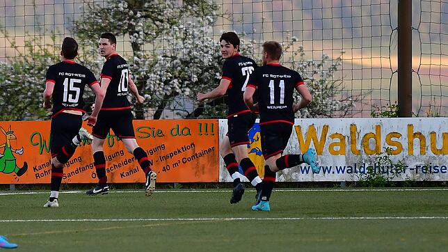 Bild : FC Rot-Weiß Weilheim besiegt den FC Wallbach im &bdquo;Duell am Strich&ldquo; mit 3:1 &ndash; wir haben die Bilder!