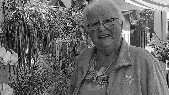 Agnes Zumpe geborene Götz kurz nach ihrem 80. Geburtstag im Juni 2022. Sie liebte Blumen und Gartenarbeit.