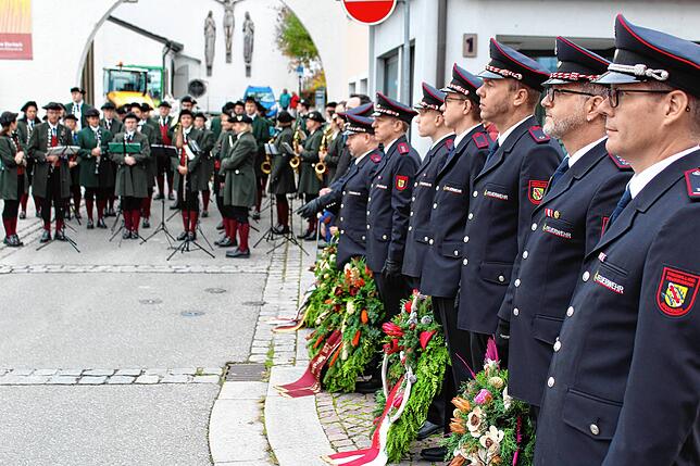 Kameraden der Freiwilligen Feuerwehr Stockach legten Kränze nieder. Im Hintergrund die kleine Besetzung der Stadtmusik Stockach unter ...