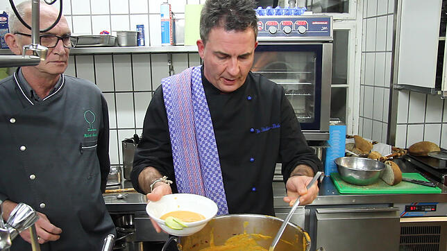 Markus Waibel bei der Zubereitung einer Süßkartoffel-Erdnuss-Suppe.