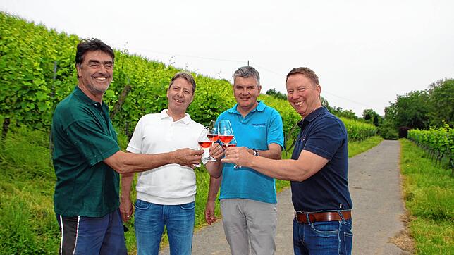 Rebmeister Hubert Gutemann, Gastronom Richard Öxle sowie Geschäftsführer Tobias Keck und Ferdinand Sailer (von links) vom Winzerverein ...