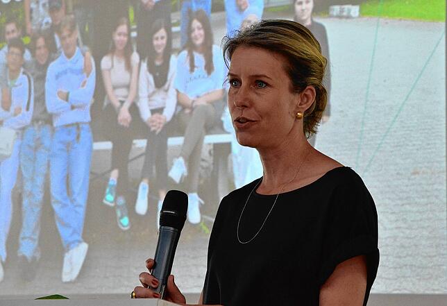 Klassenlehrerin Johanna Wengert erinnert sich während der Abschlussfeier an die vielen schönen Erlebnisse mit ihrer Klasse 9f.