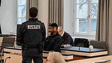 Ein 27 Jahre alter Brasilianer muss sich vor dem Landgericht Ravensburg verantworten. Herrmann Assfalg (vorne) wurde als ...