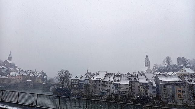 Blick durch den Schneefall vom Altstadtbahnhof Laufenburg auf die Innenstadt und die Laufenbrücke.