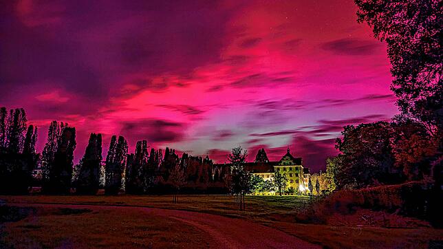 Pinkfarbener Himmel über Schloss Salem: So schön war das Naturspektakel im Bodenseekreis.