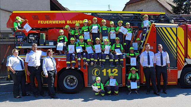 Die Kinderfeuerwehr Löschzwerge aus Fützen formiert sich gemeinsam mit ihren Betreuern vor der neuen Drehleiter der Feuerwehr Blumberg ...