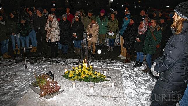 Viele Kerzen wurden auf den neu eingeweihten Gedenkstein am Landratsamt gestellt, die bei der Gedenkfeier an die Naziverbrechen im ...