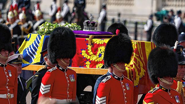 Der in die königliche Standarte gehüllte Sarg von Königin Elizabeth II. mit der kaiserlichen Staatskrone wird auf einer von Pferden ...