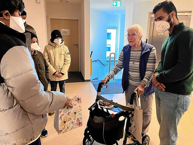 Elisabeth Schmidthuber wohnt seit eineinhalb Jahren im Altersheim. Als Anerkennung für seine Arbeit hat sie ihrem Pfleger Arslan Ahmad ...