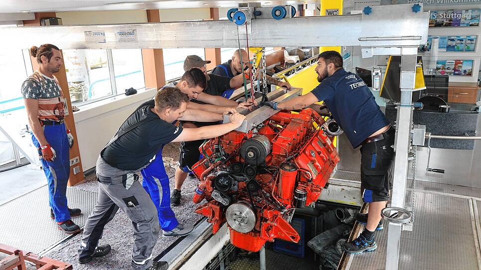 Volle Kraft voraus! Auf dem MS &bdquo;Stuttgart&ldquo; der Bodensee-Schiffsbetriebe werden die Motoren ausgebaut. Rund alle zehn Jahre ...