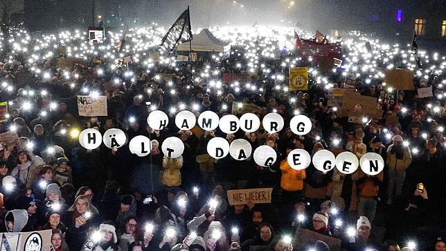 Demonstration in Hamburg: Die Laternen bilden den Schriftzug „Hamburg hält dagegen“.