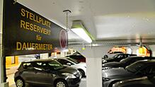 Schilder weisen in der neuen Parkgarage in der Stadtmitte von St. Georgen darauf hin, welche Stellplätze für Dauermieeter reserviert sind.