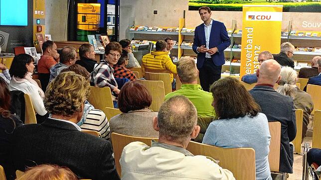 Der CDU-Bundestagsabgeordnete Andreas Jung spricht im Kulturzentrum in Stockach.