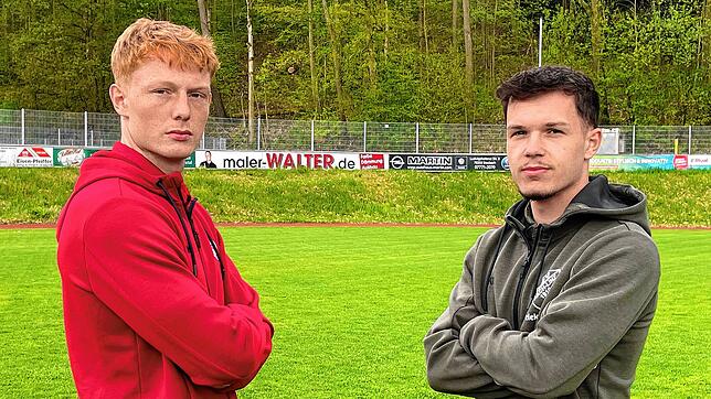 Max Wimmer (links) trifft mit dem Tabellenführer FC RW Salem am Samstag auf den TSV Aach-Linz um Yannick Slawig. Bild: Felix Knoll