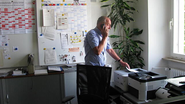 Josef Brugger, seit fast 40 Jahren Lehrer an der Friedrichshafener Pestalozzischule und seit 1995 Rektor, im Büro und wie man ihn kennt: ...