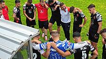 Rinia Singen, hier noch mit Trainer Besart Dudi nach dem Spiel gegen Mühlhausen, will Punkte für den Klassenerhalt sammeln.