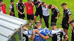 Rinia Singen, hier noch mit Trainer Besart Dudi nach dem Spiel gegen Mühlhausen, will Punkte für den Klassenerhalt sammeln.