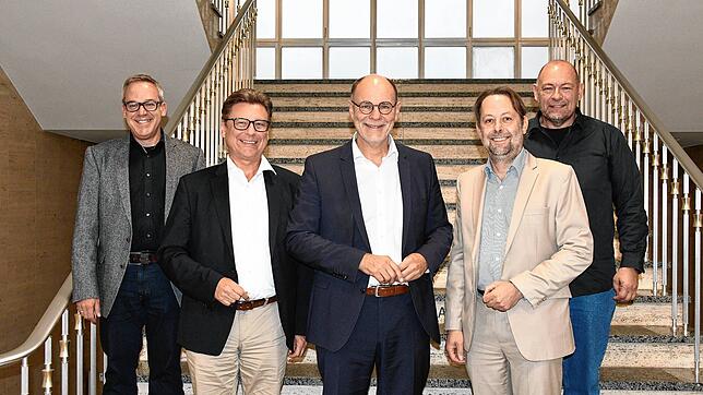 Die drei Bürgermeister Thomas Auer (Gailingen), Bernd Häusler (Singen) und Michael Klinger (Gottmadingen; vordere Reihe von links) geben ...