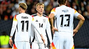 Chris Führich, Maximilian Beier und Thomas Müller stehen nach dem Spiel auf dem Feld.