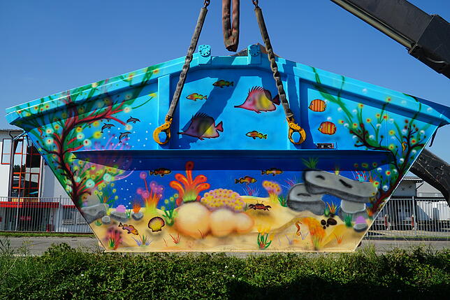 Sicherlich ist dieser fantasievoll bemalte Container immer einen Hingucker wert und stellt eine echte Alternative zur sonst so grauen ...