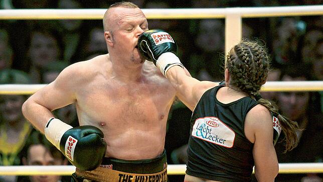 Regina Halmich gegen Stefan Raab beim Boxkampf im Jahr 2007. Der dritte Showkampf zwischen den beiden steht am 14. September bevor.