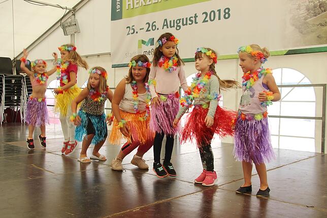 Die kleinen Hawaianer von der Kindertanzgruppe Hartheim treten auf der Bühne beim Stadtfest auf und begeistern das Publikum.