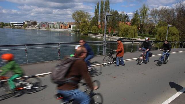 Die Fahrradbrücke in Konstanz mit Blick auf den Seerhein