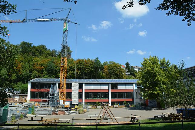 August 2018: Die Baustelle für den Anbau der Sommertalstelle ist eingerichtet. Wenige Wochen zuvor wurde der Grundstein für die ...