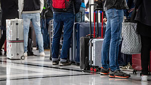 Am Flughafen Stuttgart entdeckt die Bundespolizei mehrere Messer und gefälschte Pässe im Handgepäck einer Familie.