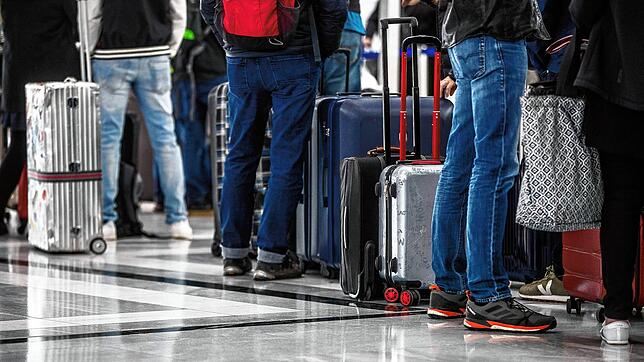 Am Flughafen Stuttgart entdeckt die Bundespolizei mehrere Messer und gefälschte Pässe im Handgepäck einer Familie.