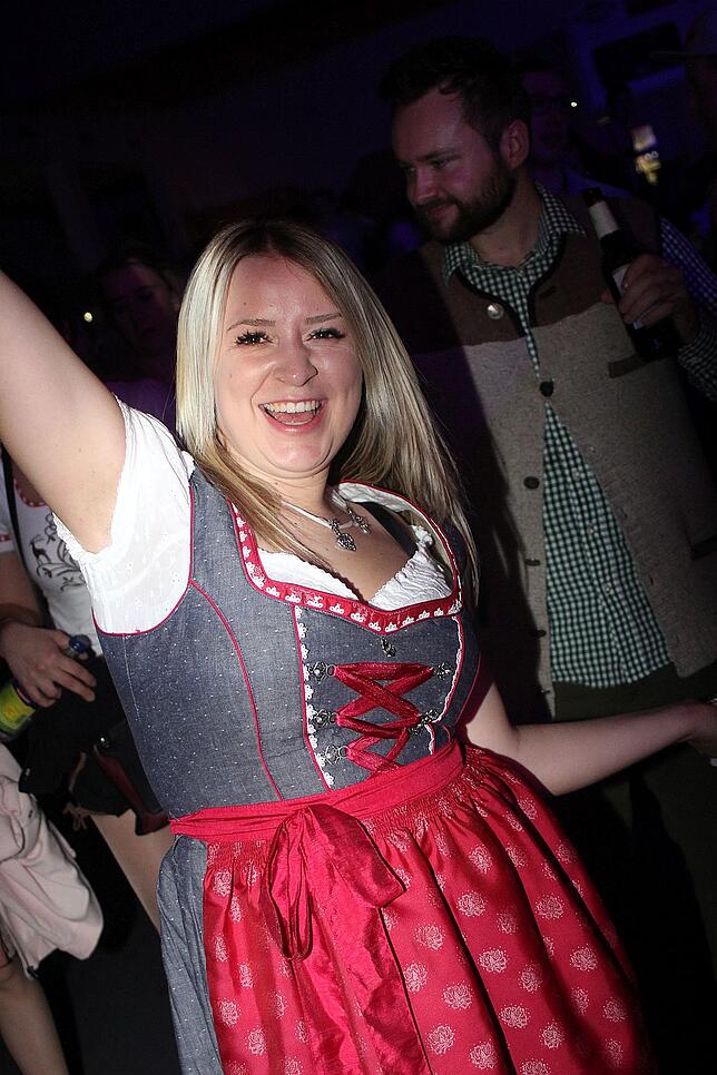 Bild 33: 1400 Gäste feiern die Halloweennacht in Tracht mit der Band Allgäu Power