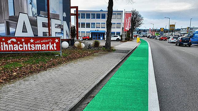 Die grüne Spur durch Villingen: Am Krebsgraben wird derzeit dieser neuartig gestaltete Radfahrstreifen angelegt.