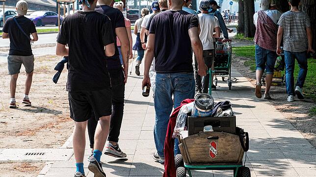 Bild : Bier und Bollerwagen &ndash; Was ist in Corona-Zeiten am Vatertag noch erlaubt und was nicht?