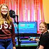Anika Pfeifer (links) und Alexandra Böhler haben im Tonstudio bei Alexandra zu Hause ihren Song &bdquo;Only King&ldquo; für den Contest ...